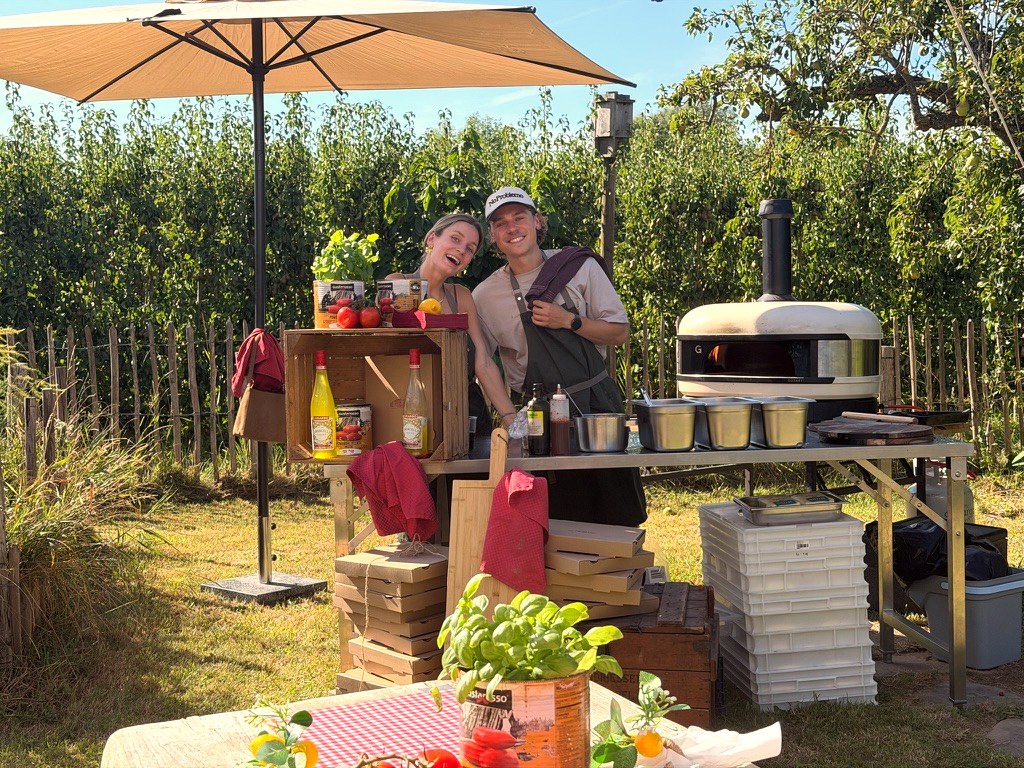 De No Problemo stand met pizzaoven op een tuinfeest