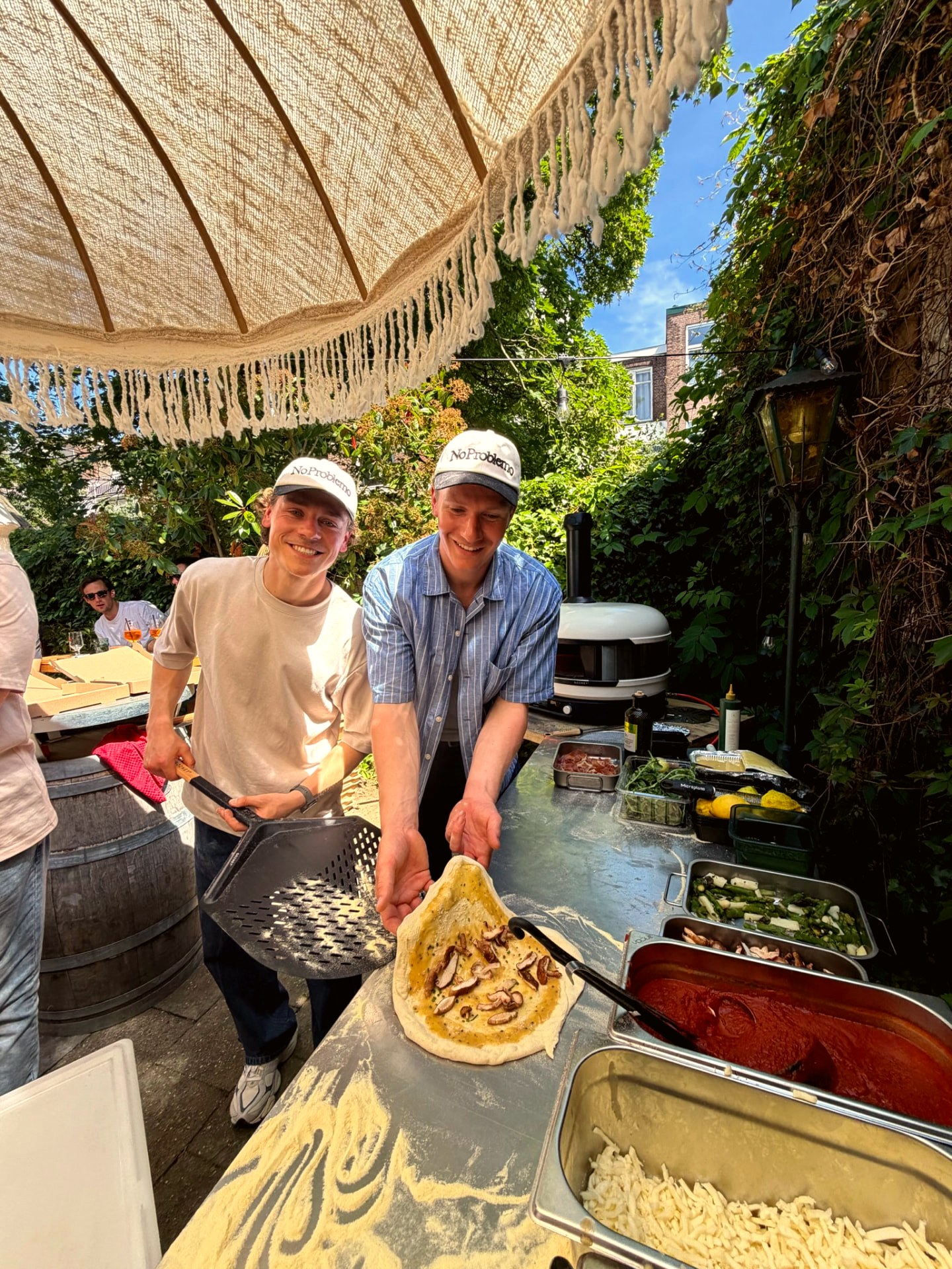 Joep en Renz beleggen samen een pizza in de tuin