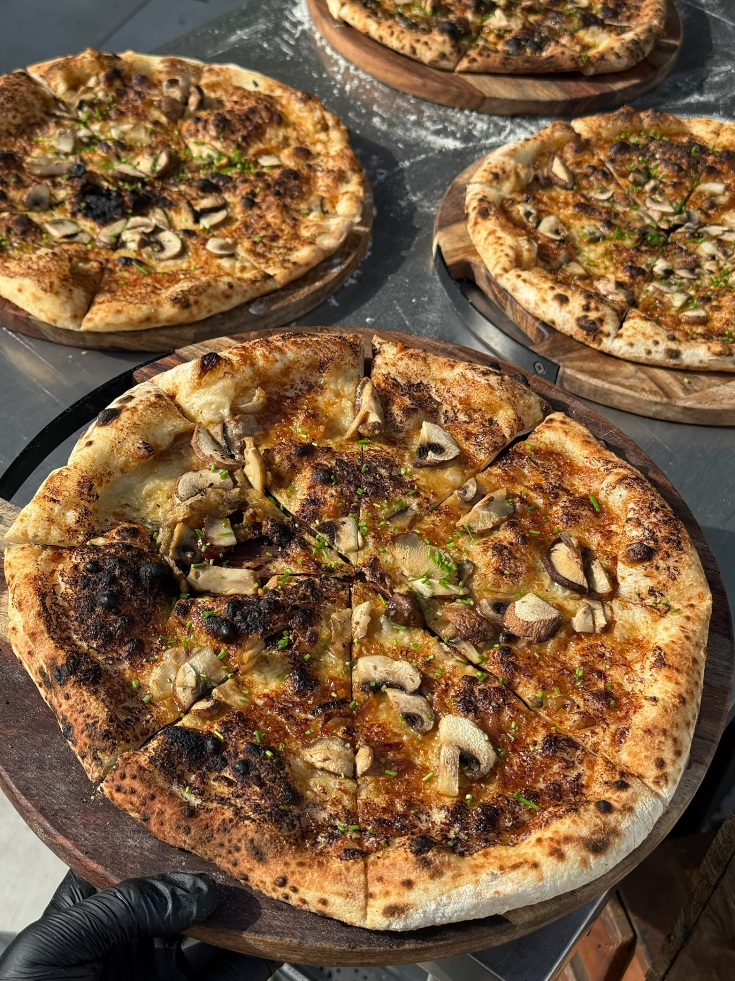 Vier versgebakken champignonpizza's