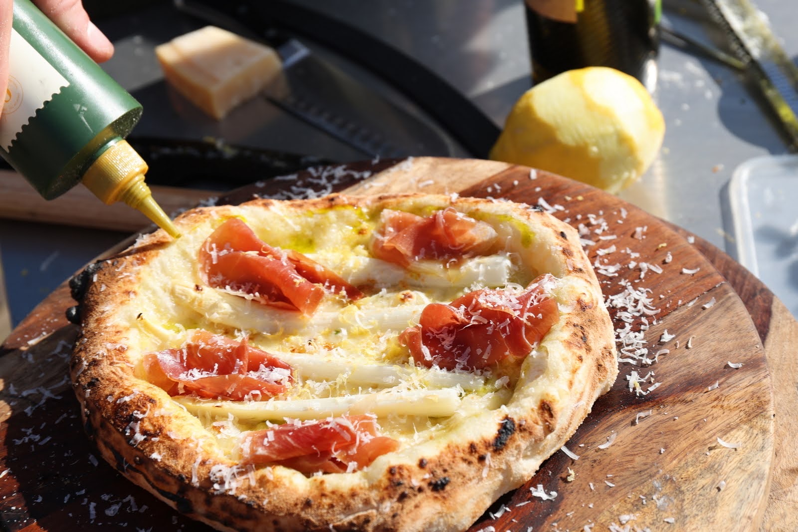 Witte pizza met asperges en prosciutto uit de houtoven