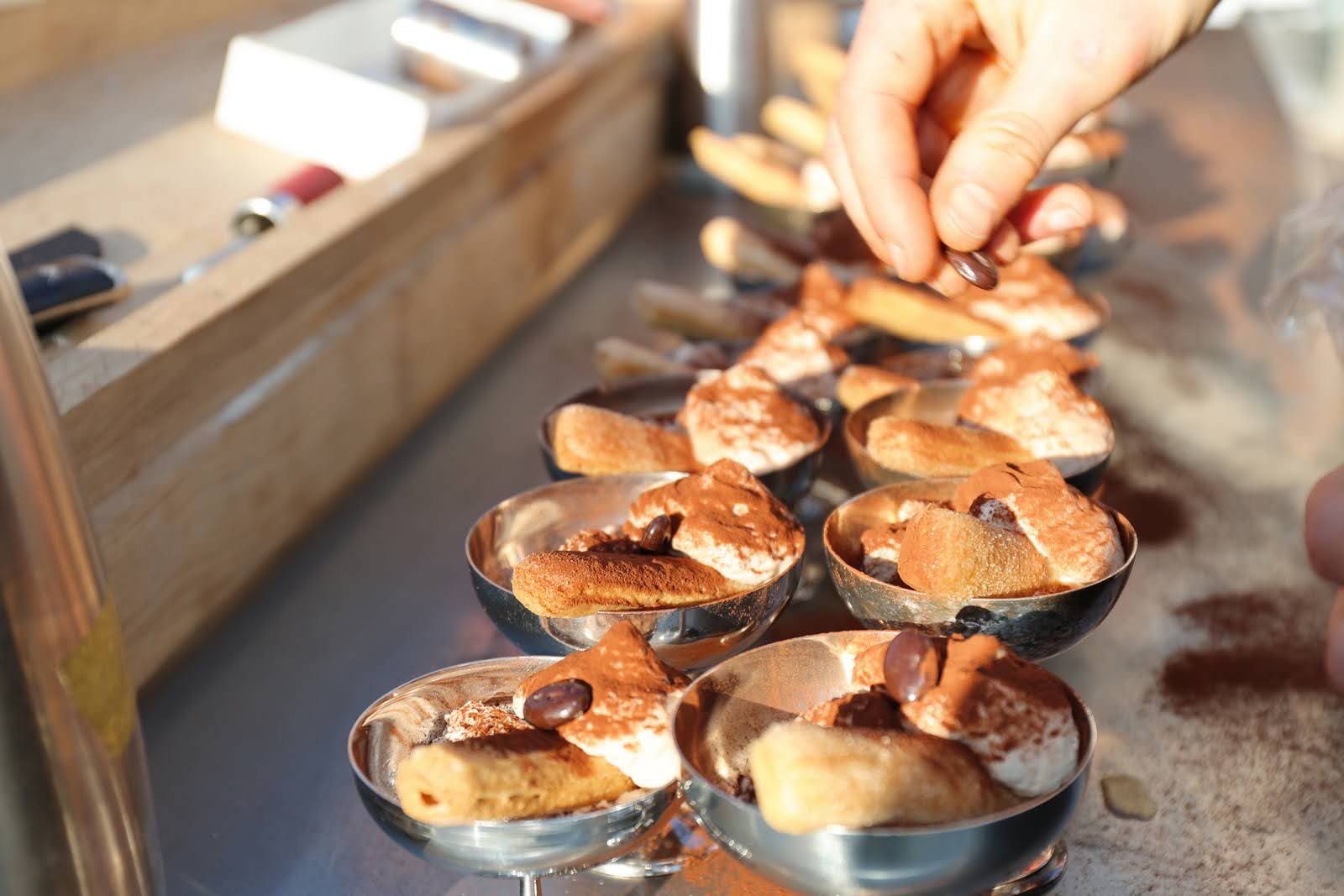 Tiramisu dessert wordt afgewerkt