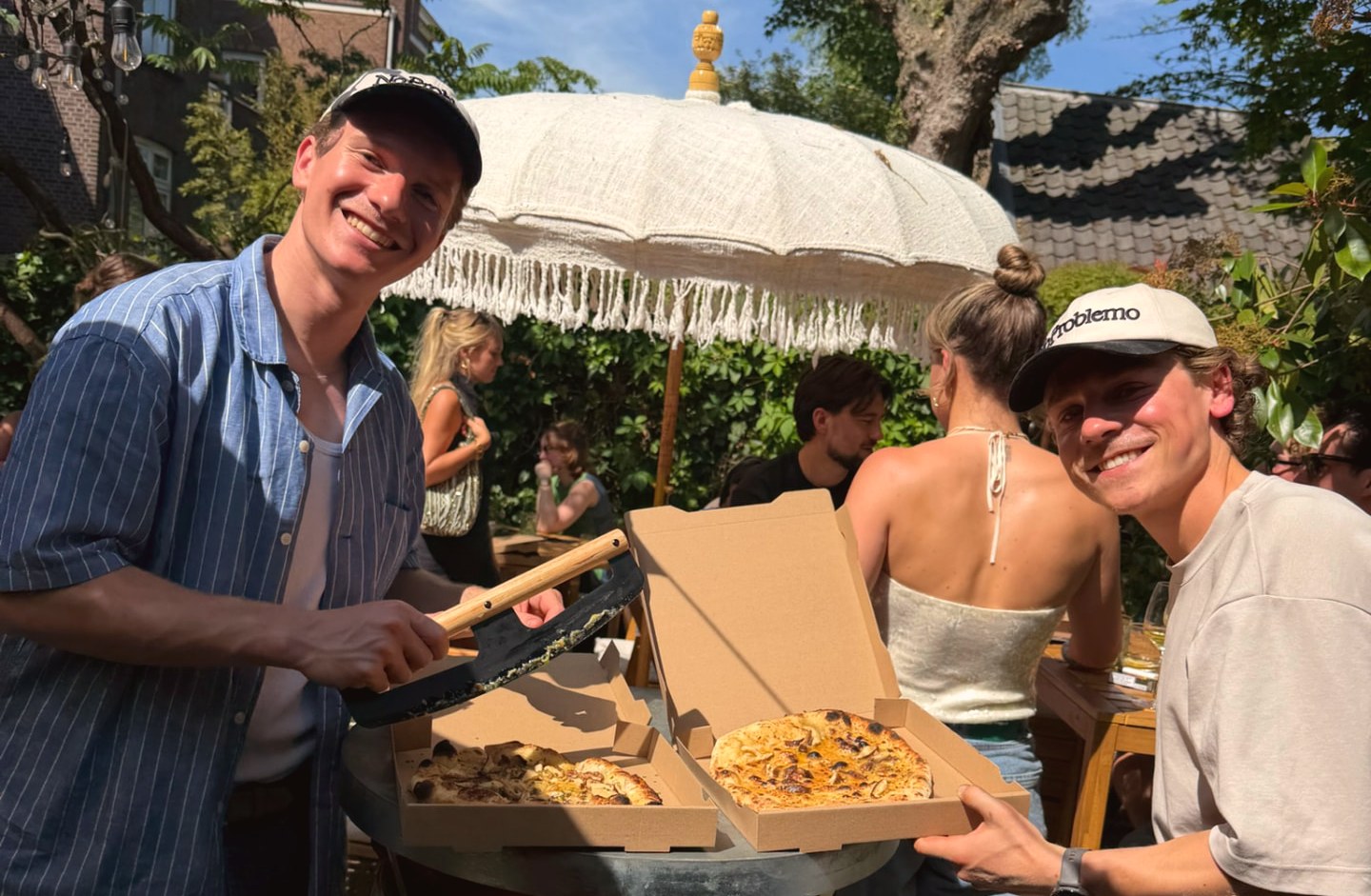 Twee verse pizza's in dozen op een tuinfeest