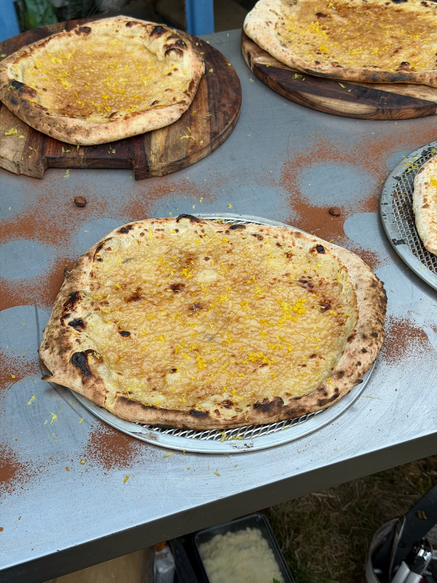 Zoete pizza's met citroenrasp in voorbereiding