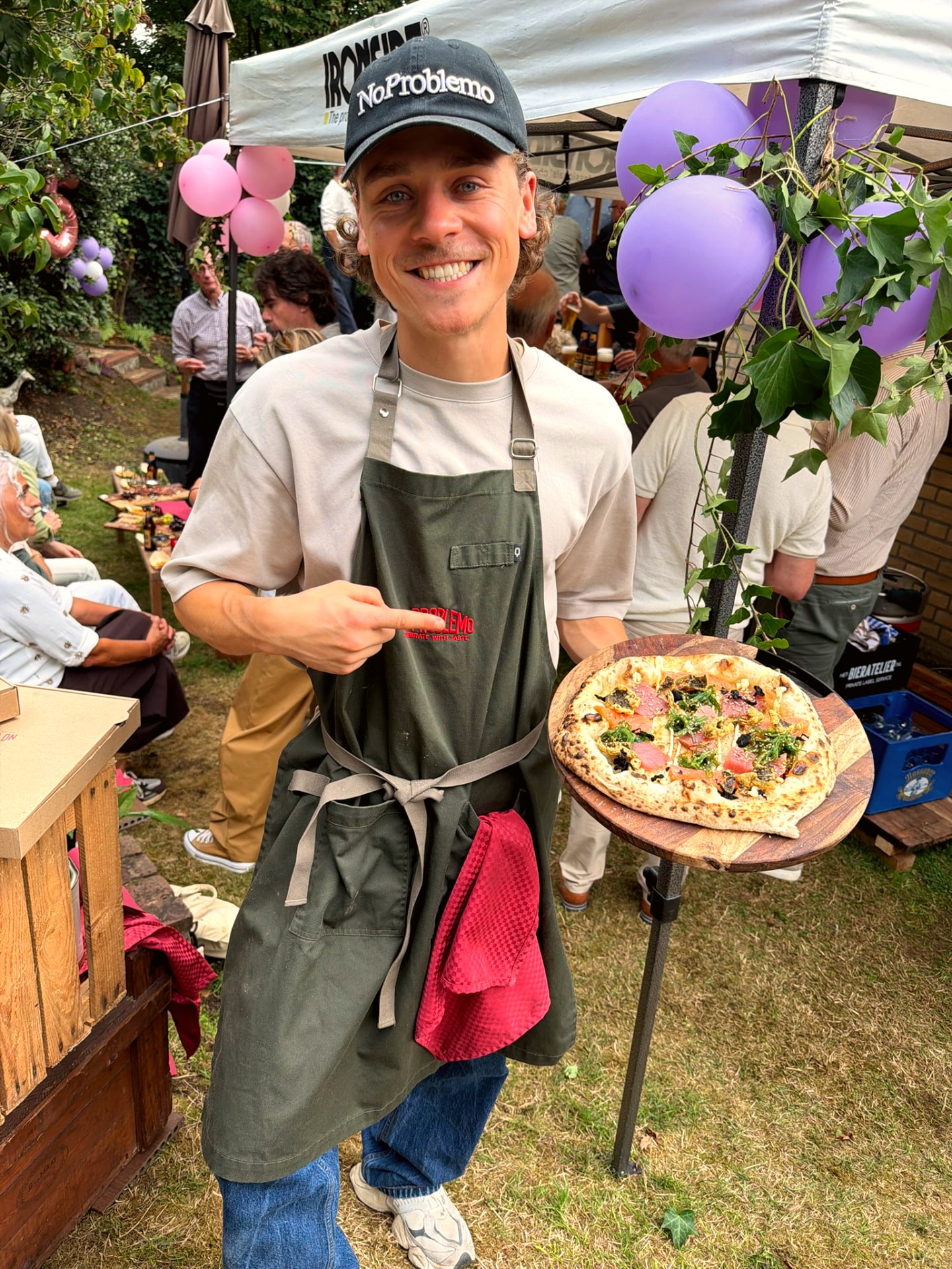 Renz serveert een verse pizza op een verjaardagsfeest