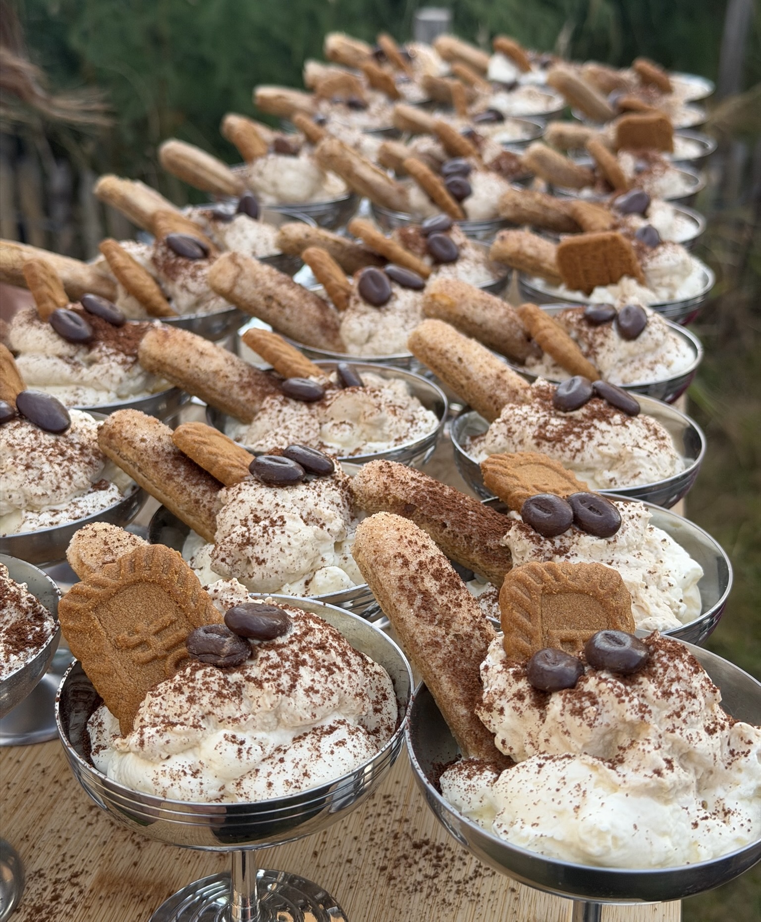 Tiramisu in zilveren coupes met koffiebonen en koekjes
