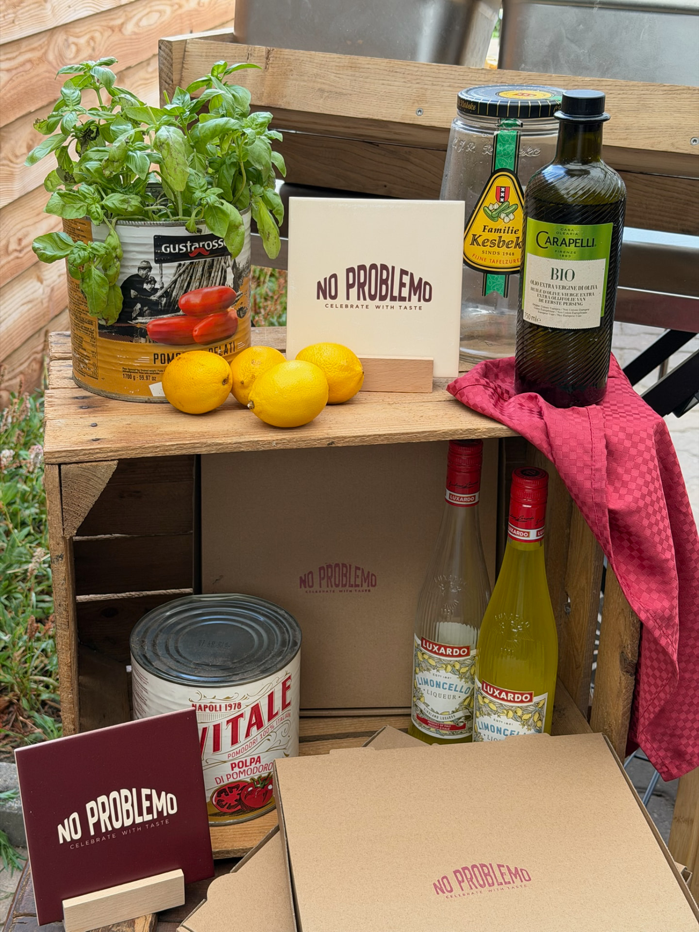 No Problemo presentatie met verse ingrediënten en pizzadozen