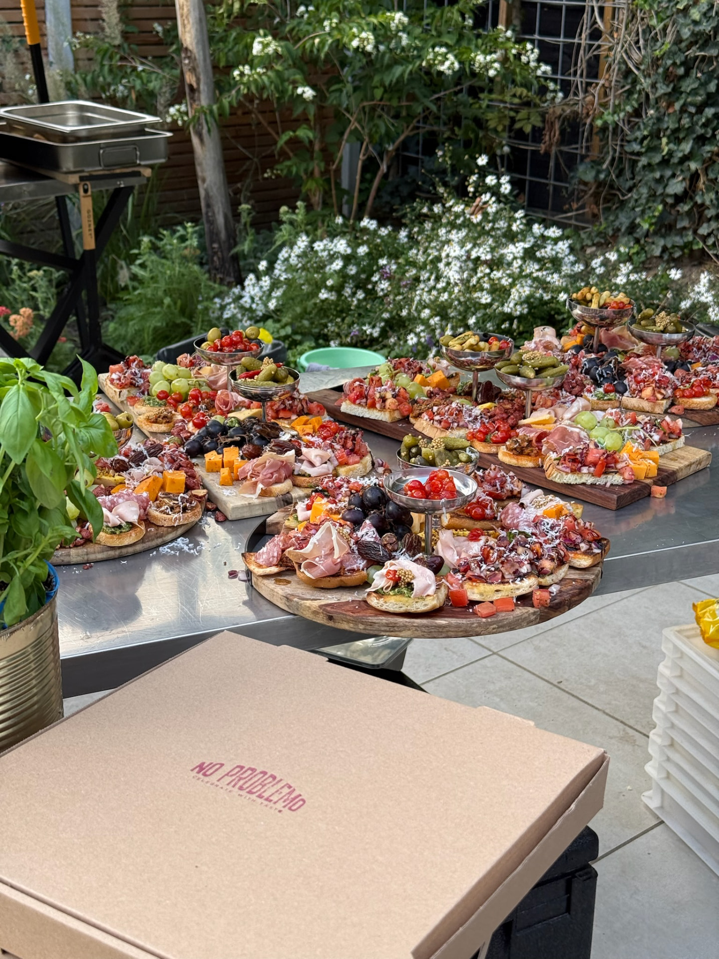 Uitgebreide antipastitafel in een bloeiende tuin