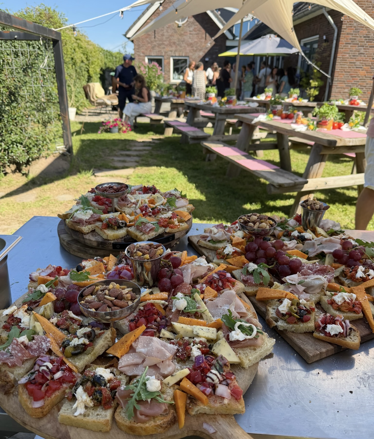 Antipasti planken op een tuinfeest met picknicktafels