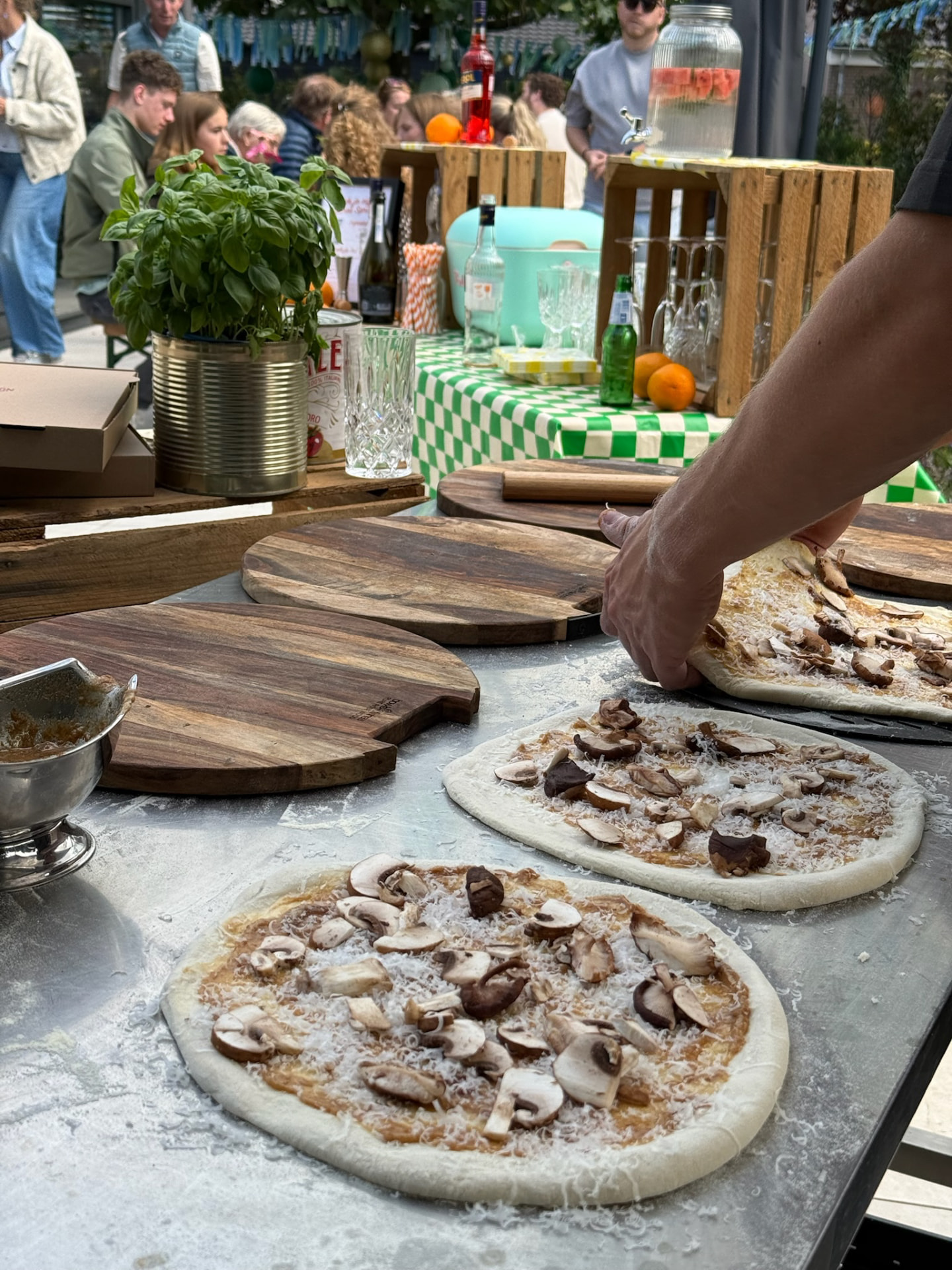 Champignonpizza's worden bereid op een tuinfeest