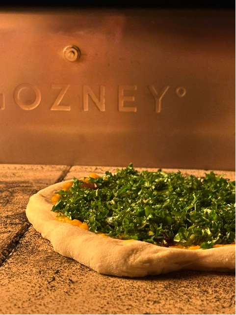 Pizza met verse kruiden in de Ooni oven