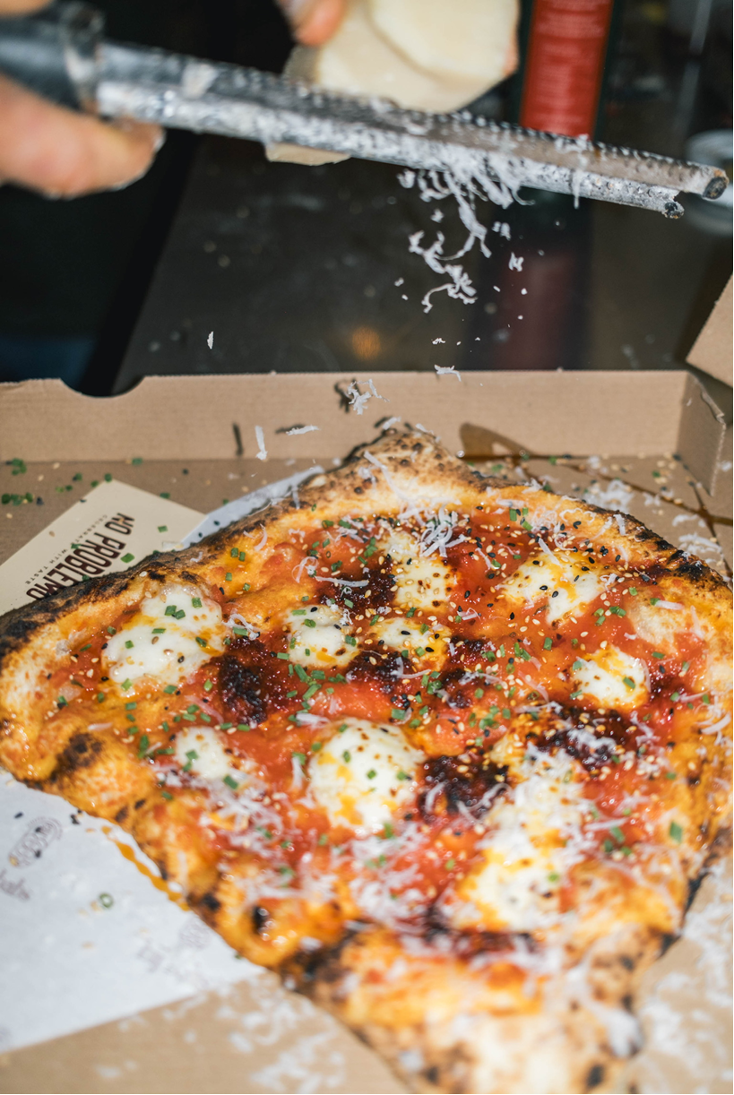 Margherita pizza met verse kruiden