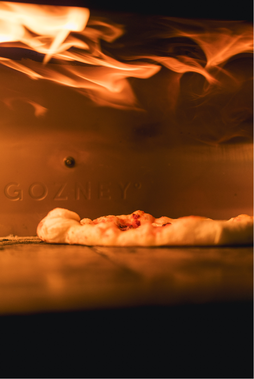 Pizza bakken in de houtoven