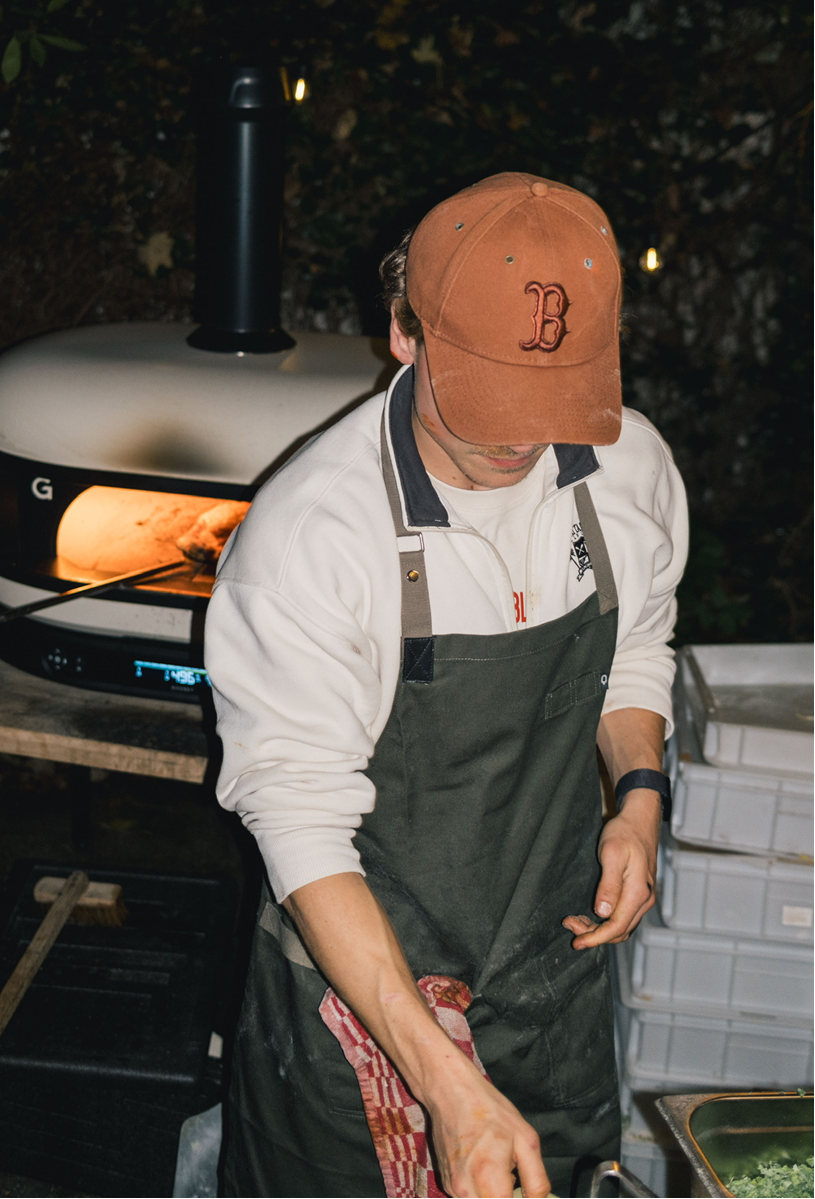 Chef aan het werk bij de pizzaoven